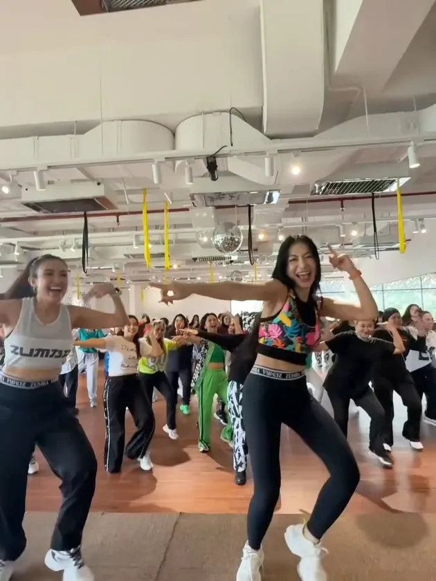 Denada bersemangat zumba