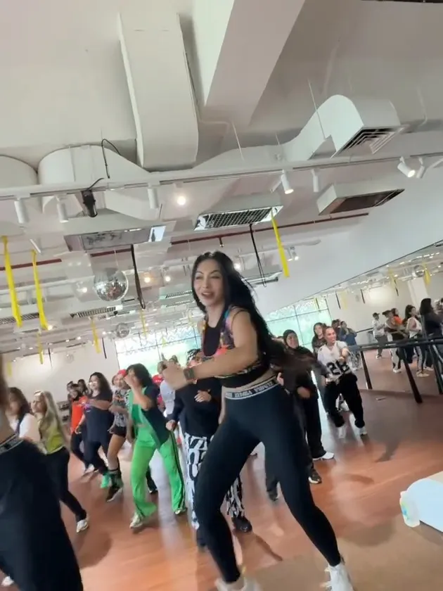 Denada penuh energi saat zumba