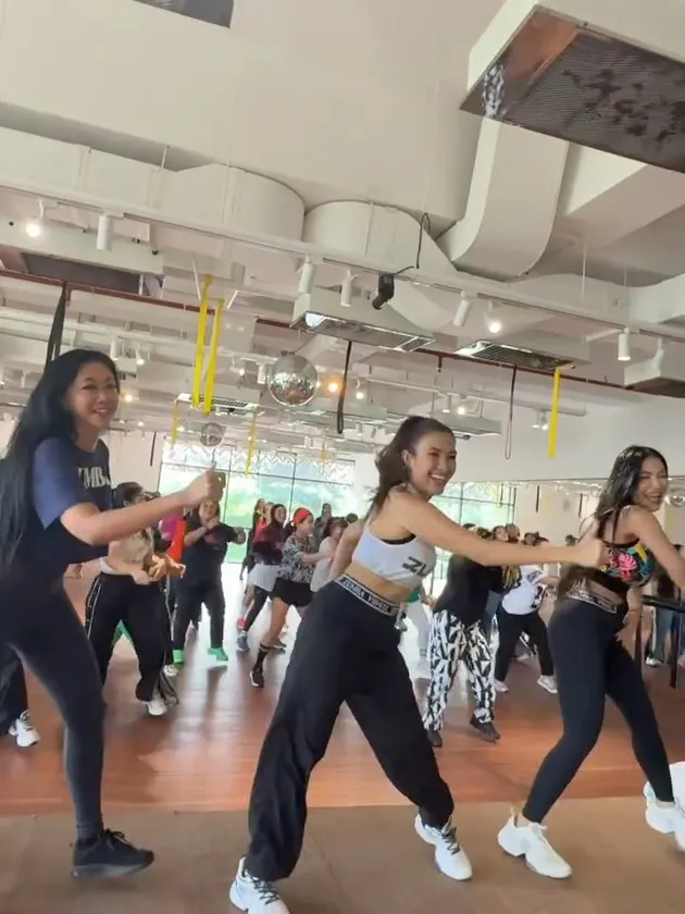 Denada, Asri Welas, dan Liza Natalia pimpin zumba