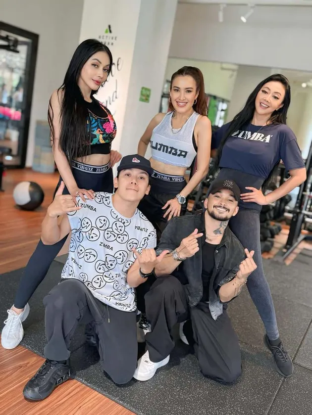 Denada, Asri Welas, dan Liza Natalia tampil sporty
