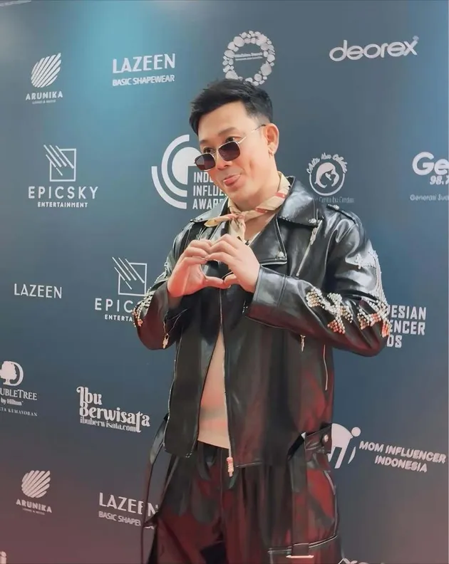 Denny Sumargo Tampil Stylish