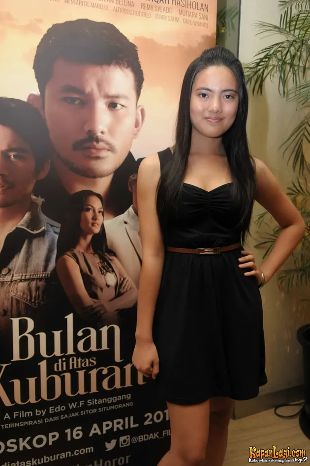 BULAN DI ATAS KUBURAN