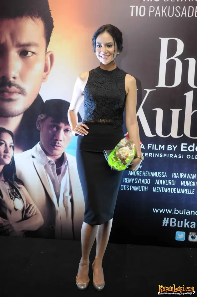 BULAN DI ATAS KUBURAN