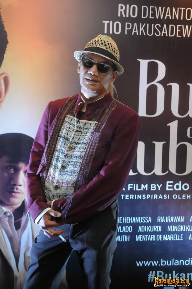 BULAN DI ATAS KUBURAN