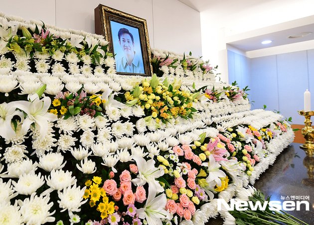 Lee Sun Kyun's Funeral Atmosphere, Adorned with Smiling Photos of the Deceased and Beautiful Flowers