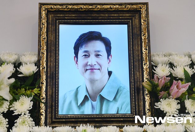 Lee Sun Kyun's Funeral Atmosphere, Adorned with Smiling Photos of the Deceased and Beautiful Flowers