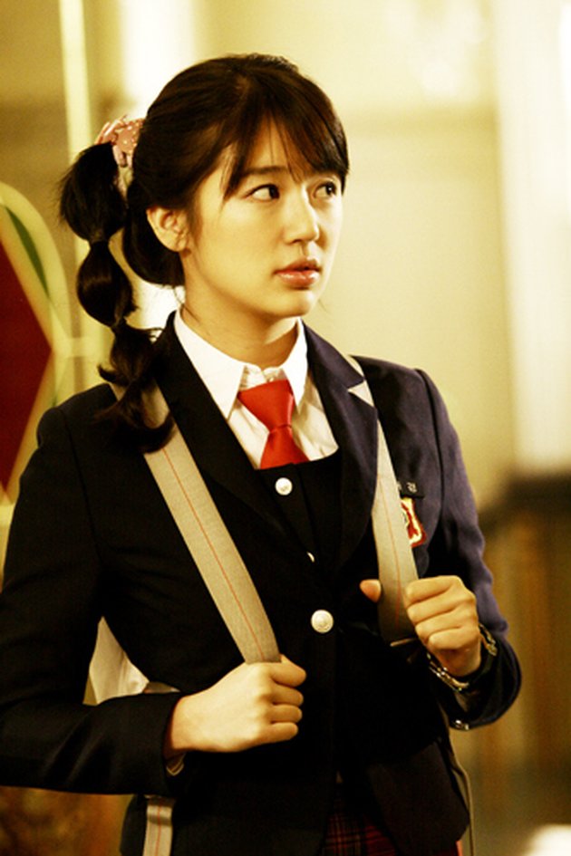 PRINCESS HOURS adalah drama pertama Yoon Eun Hye. Meskipun mendapat kritikan, tapi ia dianggap sukses menghidupkan karakter Shin Chae Kyung.