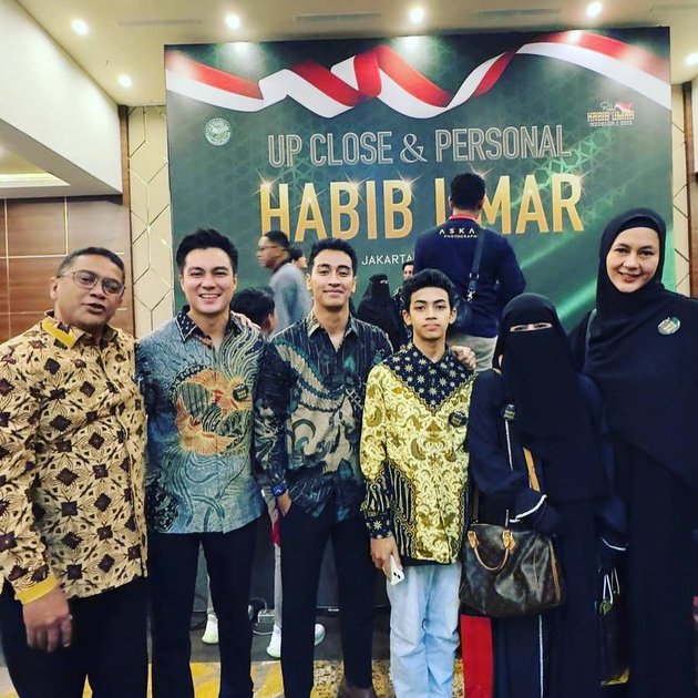 Line of Artists Attend Lecture by Habib Umar, Marsha Timothy is Criticized for Not Wearing Hijab at the Religious Gathering