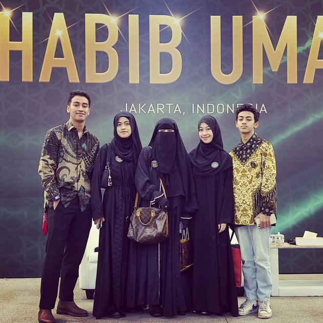 Line of Artists Attend Lecture by Habib Umar, Marsha Timothy is Criticized for Not Wearing Hijab at the Religious Gathering