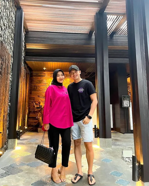 Artis yang Menikah Dengan Non Artis