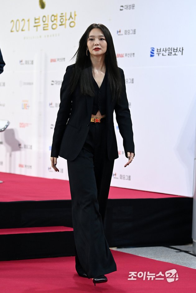 Lineup of Top Korean Stars on the Red Carpet of Buil Film Awards 2021, Including Lee Byung Hun and Lee Yoo Mi from 'SQUID GAME'