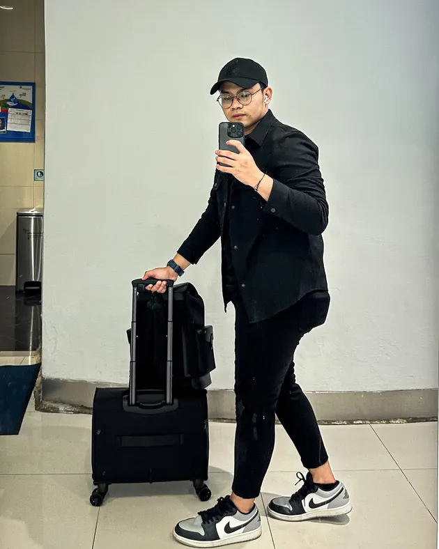 Insanul Fahmi bawa koper