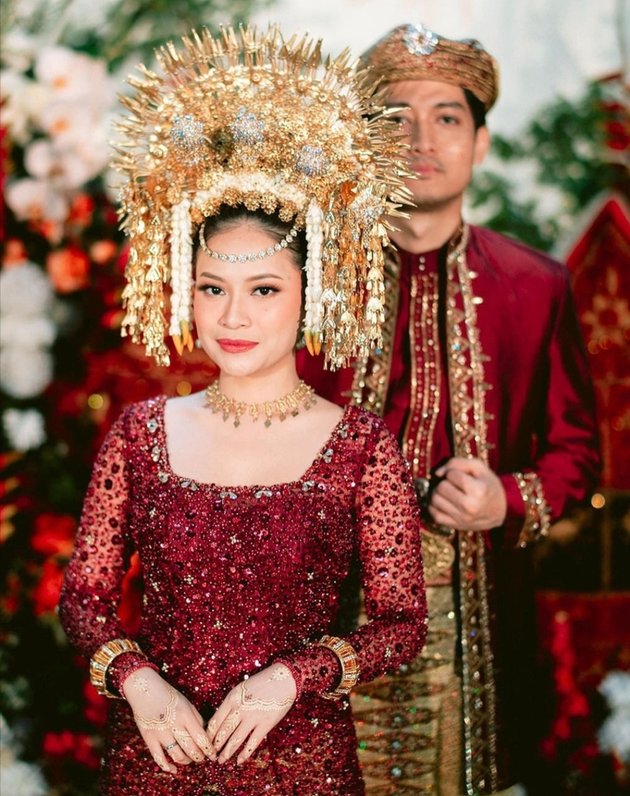A Series of Details of Hanggini's Wedding Dress and Makeup in Minang Custom