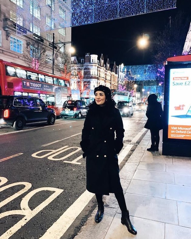 Nindy Ayunda's Fashion Lineup During Vacation to England, Elegant with Various Warm Outfits