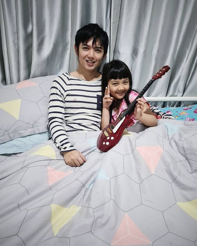 Series of Photos of Nicky Tirta's Activities as a Single Father with His Daughter Ellyna, Handsome and Ageless Widower!