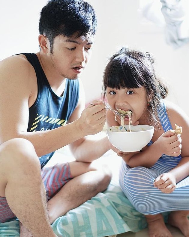 Series of Photos of Nicky Tirta's Activities as a Single Father with His Daughter Ellyna, Handsome and Ageless Widower!
