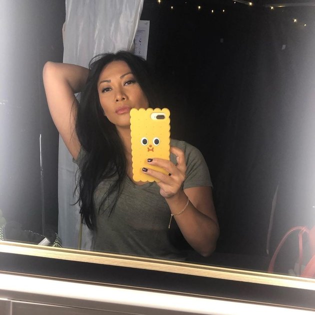 Row of Photos of Anggun Not Ashamed to Use Vintage Smartphones that Attract Attention, Simple yet Rich
