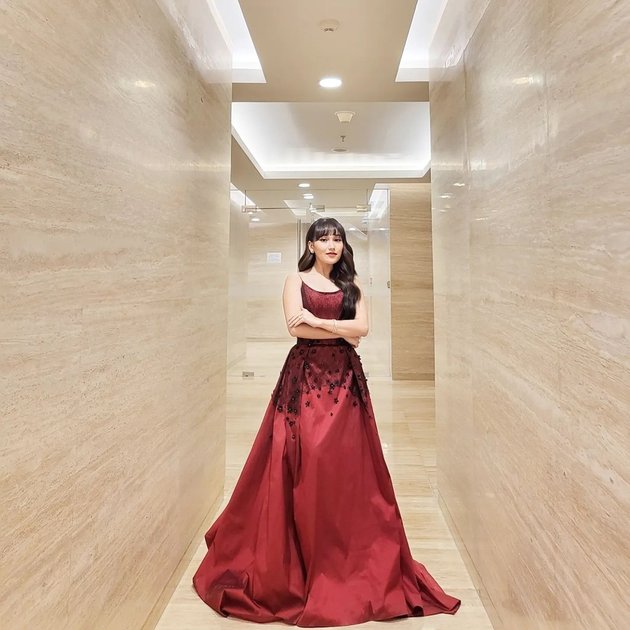 Ini merupakan potret terbaru Ayu Ting Ting dalam balutan gaun malam saat menjadi juri acara KDI 2022. Cantik dengan gaun merah, Ayu disebut nggak kalah cantik dari artis Korea.