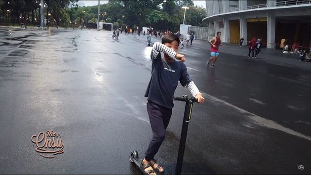 A Series of Photos of Betrand Peto Riding a Scooter, Panicking When Left Behind by Ruben Onsu