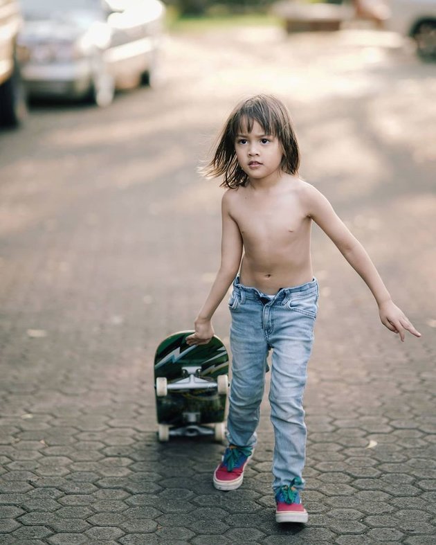 Line of Photos of Ringgo's Son Bjorka Who is Very Active and Good at Skateboarding