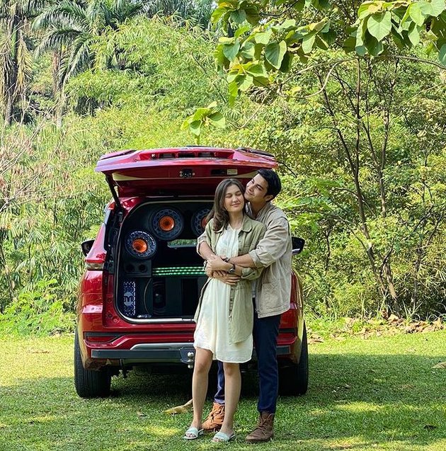 Collection of BTS Photos of Nana and Dewa Buwana in an Intimate Edition Behind the Car, Couple Goals 'BUKU HARIAN SEORANG ISTRI'