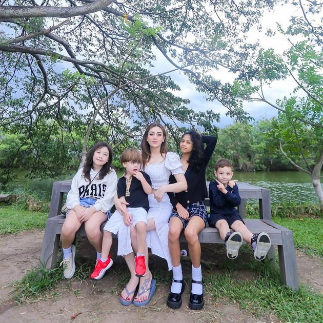 Inilah potret kebersamaan Celine Evangelista dengan keempat orang anaknya yang cantik dan ganteng-ganteng.