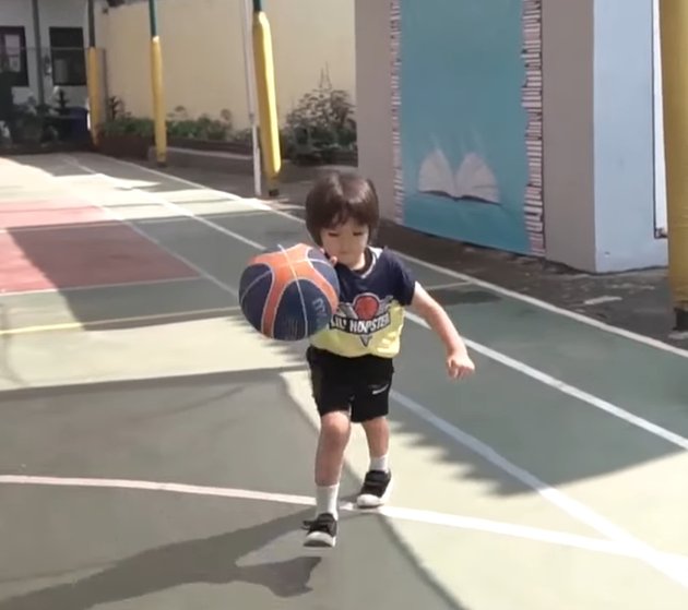 Series of Photos of El Barack's Basketball Training, Wearing His Mother's Chosen Jersey Number