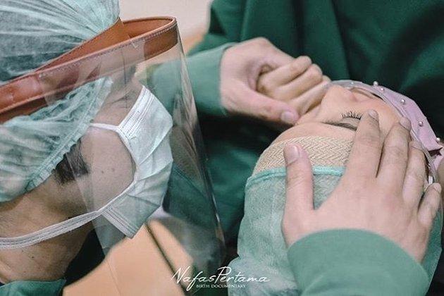 A Series of Photos of Ricky Perdana's Wife Giving Birth to Their First Child, Long Wait After 4 Years of Marriage