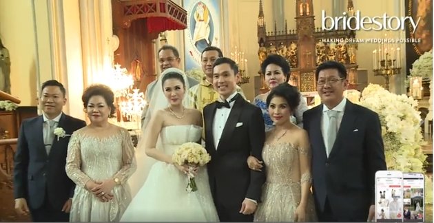 DERETAN FOTO KELUARGA BESAR SANDRA DEWI, DINIKAHI