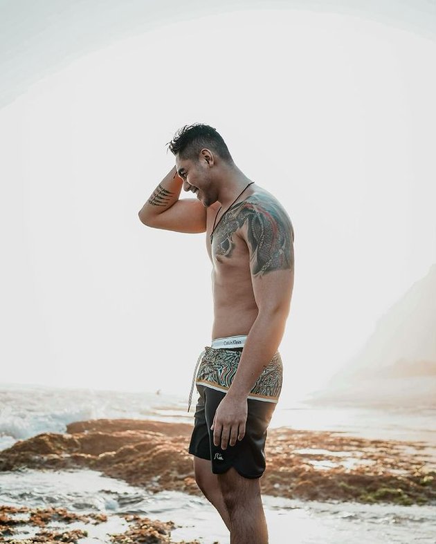 Series of Photos of Krisjiana, Siti Badriah's Husband, Showing His Athletic Body Adorned with Tattoos, Having a Macho and Exotic Charm!
