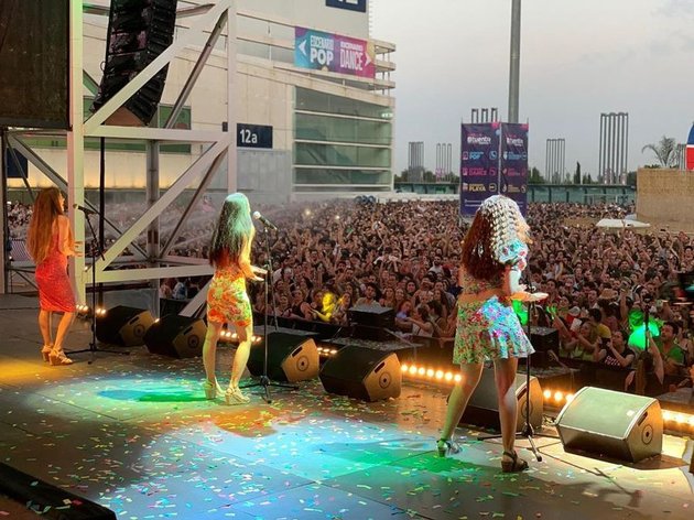 Line-up Photos of Las Ketchup Now, Still Faithfully Performing the Song 'Asereje' on Stage