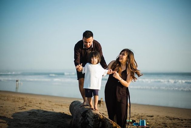 A Series of Maternity Shoot Photos of Cherly Juno, Former Member of Cherry Belle, Romantic with Husband & Very Sweet with First Child