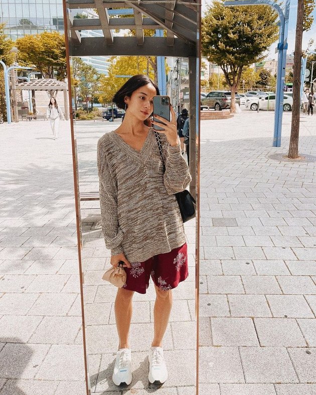 Series of Mirror Selfie Photos of Putri Marino During Vacation in Korea, Beautiful and Stylish Like a Young Girl