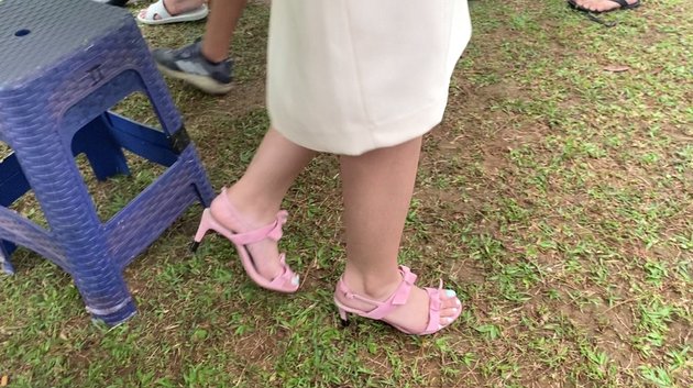 Series of Photos of Ochi Rosdiana Sticking Tape on High Heels While Filming 'BUKU HARIAN SEORANG ISTRI', Why?