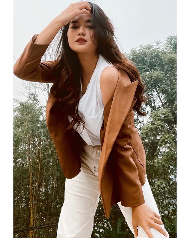 A Series of Beautiful and Stylish OOTD Photos of Ochi Rosdiana, Friska 'BUKU HARIAN SEORANG ISTRI' Always Looks On Point!