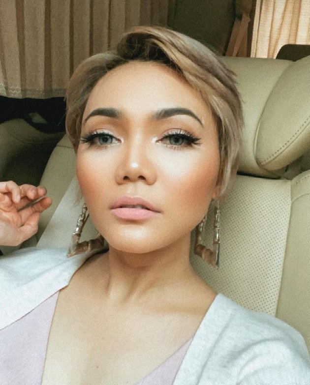 Series of Photos of Rina Nose's New Appearance Looking More Beautiful and Exotic with Contact Lens and Short Blonde Hair