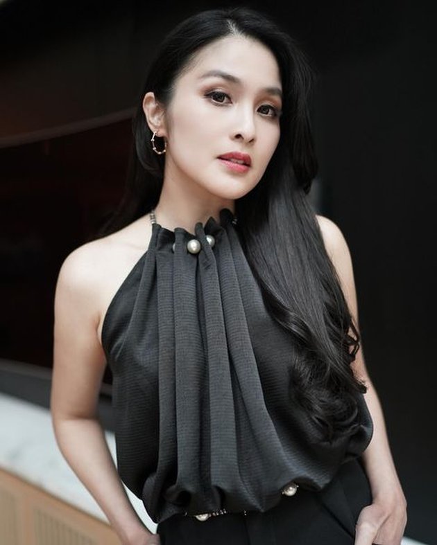 A Series of Beautiful Photos of Sandra Dewi's Fashionable Appearance Like a Mamba Girl, Glowing with All-Black Outfits!