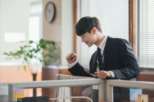 A Collection of Handsome Photos of Minho SHINee in the First Episode of 'YUMI'S CELLS', the Most Popular Office Employee!