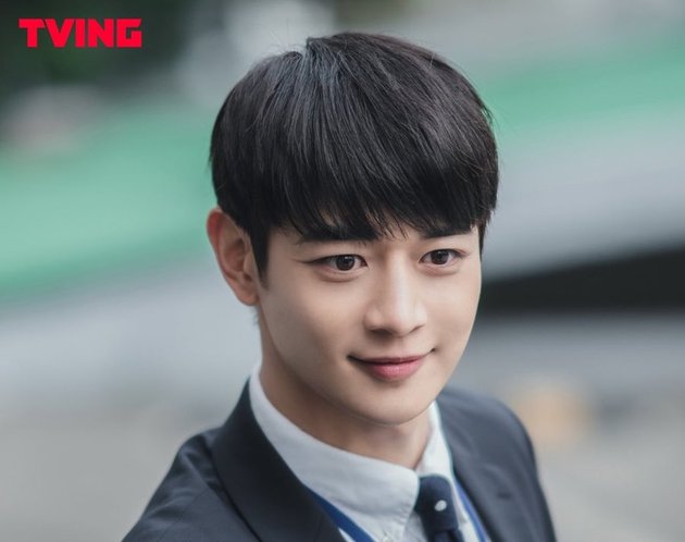 A Collection of Handsome Photos of Minho SHINee in the First Episode of 'YUMI'S CELLS', the Most Popular Office Employee!