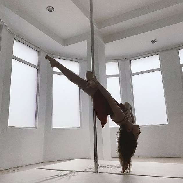 Series of Photos of Prilly Latuconsina Doing Pole Dance, Showcasing Flexible and Super Slim Body!