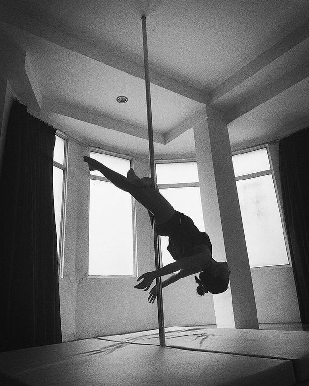 Series of Photos of Prilly Latuconsina Doing Pole Dance, Showcasing Flexible and Super Slim Body!