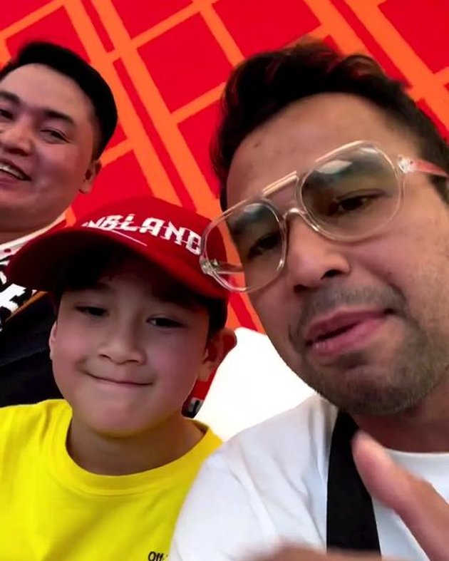 Series of Photos of Raffi Ahmad and Rafathar Enjoying Watching England National Team at the 2022 World Cup in Qatar, Father and Son Excited!