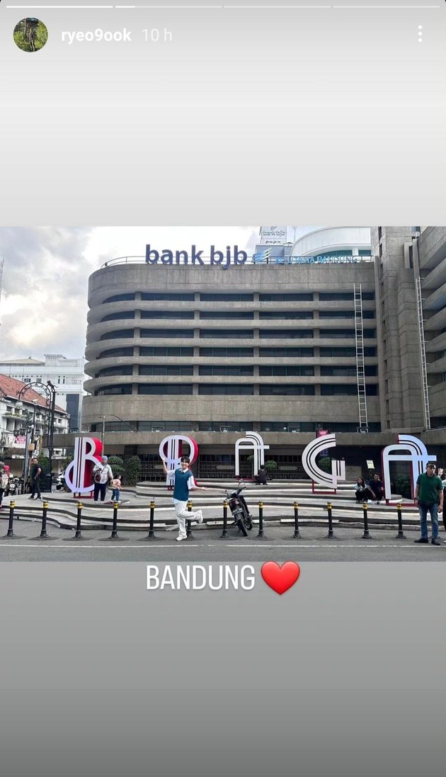 Series of Viral Photos of Ryeowook When Visiting Bandung, Posing in Front of Gedung Sate - Jalan Braga