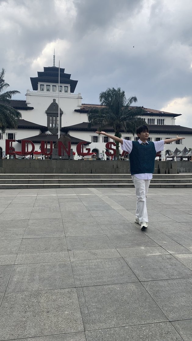Series of Viral Photos of Ryeowook When Visiting Bandung, Posing in Front of Gedung Sate - Jalan Braga