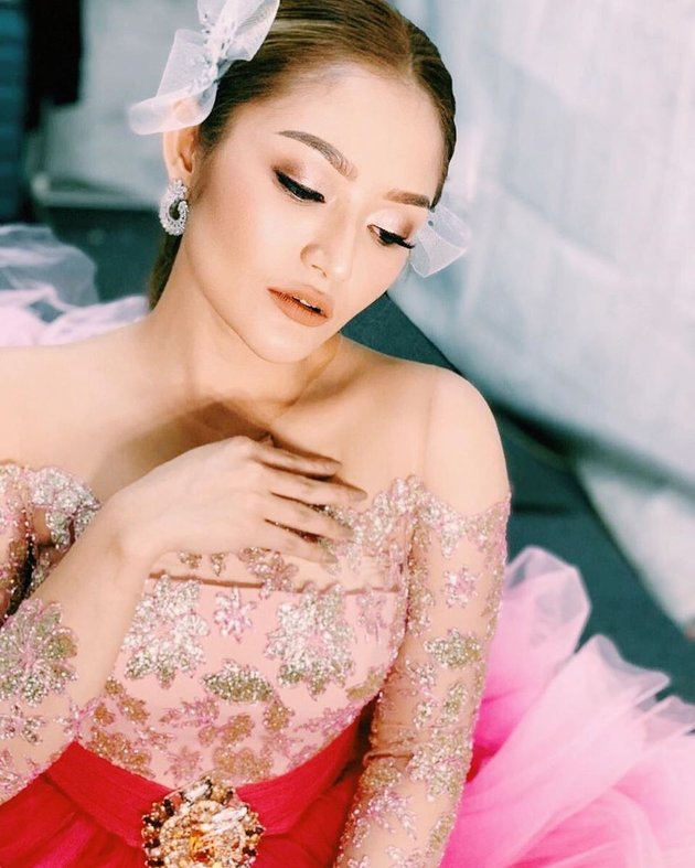 A Series of Photos of Siti Badriah in a Beautiful Layered Dress, Graceful and Adorable!
