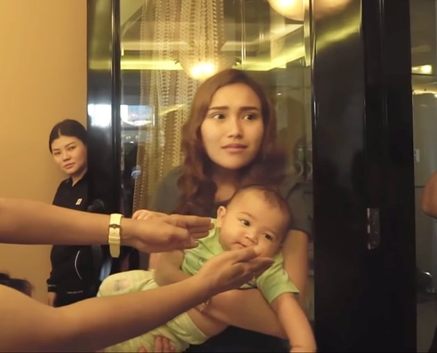 Series of Photos of Thania Putri Onsu When Carried by Ayu Ting Ting, Calm and Adorable!