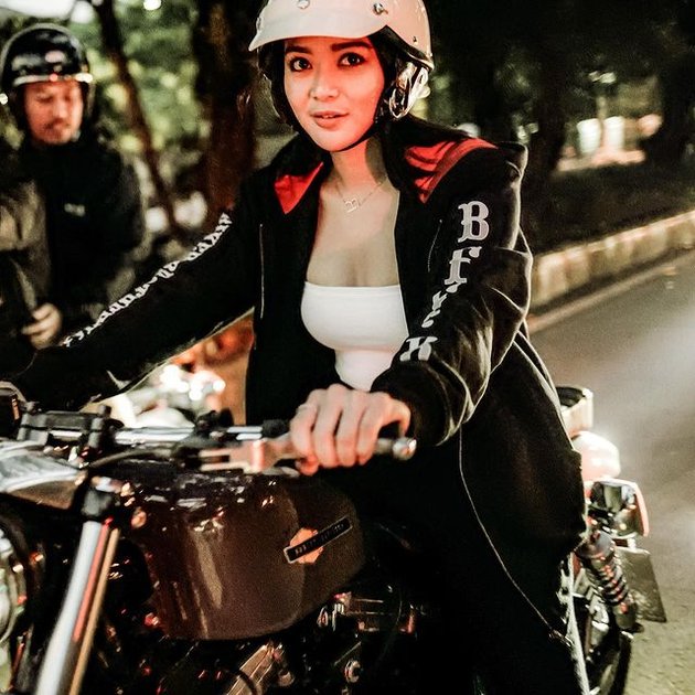 Seperti inilah penampilan Wika Salim saat mengendarai motor gede bersama teman-temannya yang didominasi para pria.