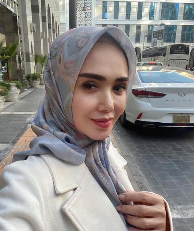 Series of Photos of Yuni Shara Wearing Hijab While Performing Umrah, Her Appearance is Stunning and Shows Her Beautiful Charisma!