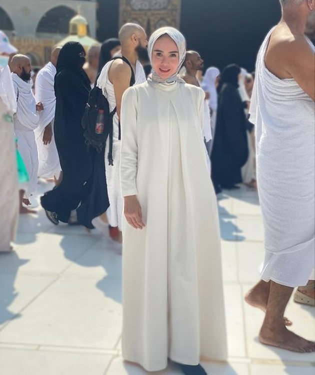 Series of Photos of Yuni Shara Wearing Hijab While Performing Umrah, Her Appearance is Stunning and Shows Her Beautiful Charisma!