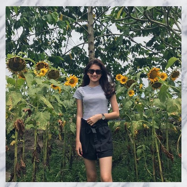 Series of Photos of Zoe Jackson, the Actress Who Plays Nana in 'BUKU HARIAN SEORANG ISTRI', Looking More Beautiful and Glowing While Posing in a Flower Garden!